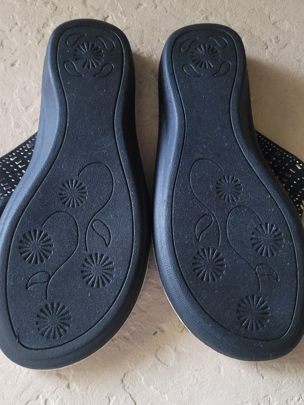 Size 8 M Cliffs by White Mountain Cienna Thong Black Fabric Women Sandals